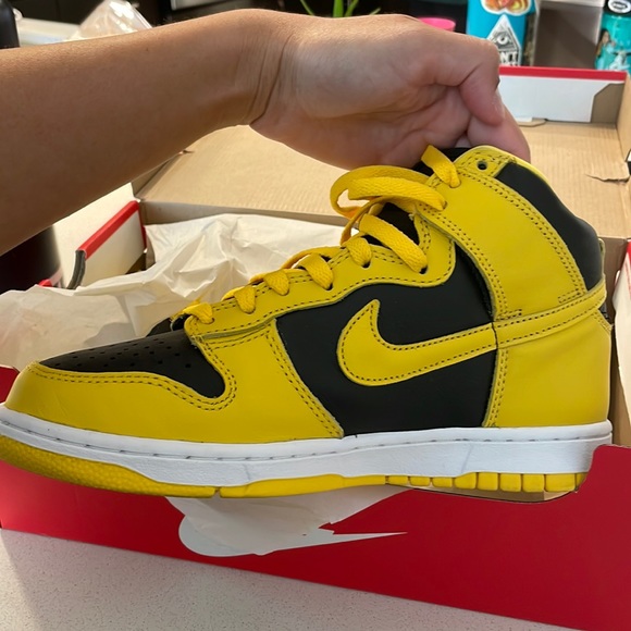 dunk black varsity maize